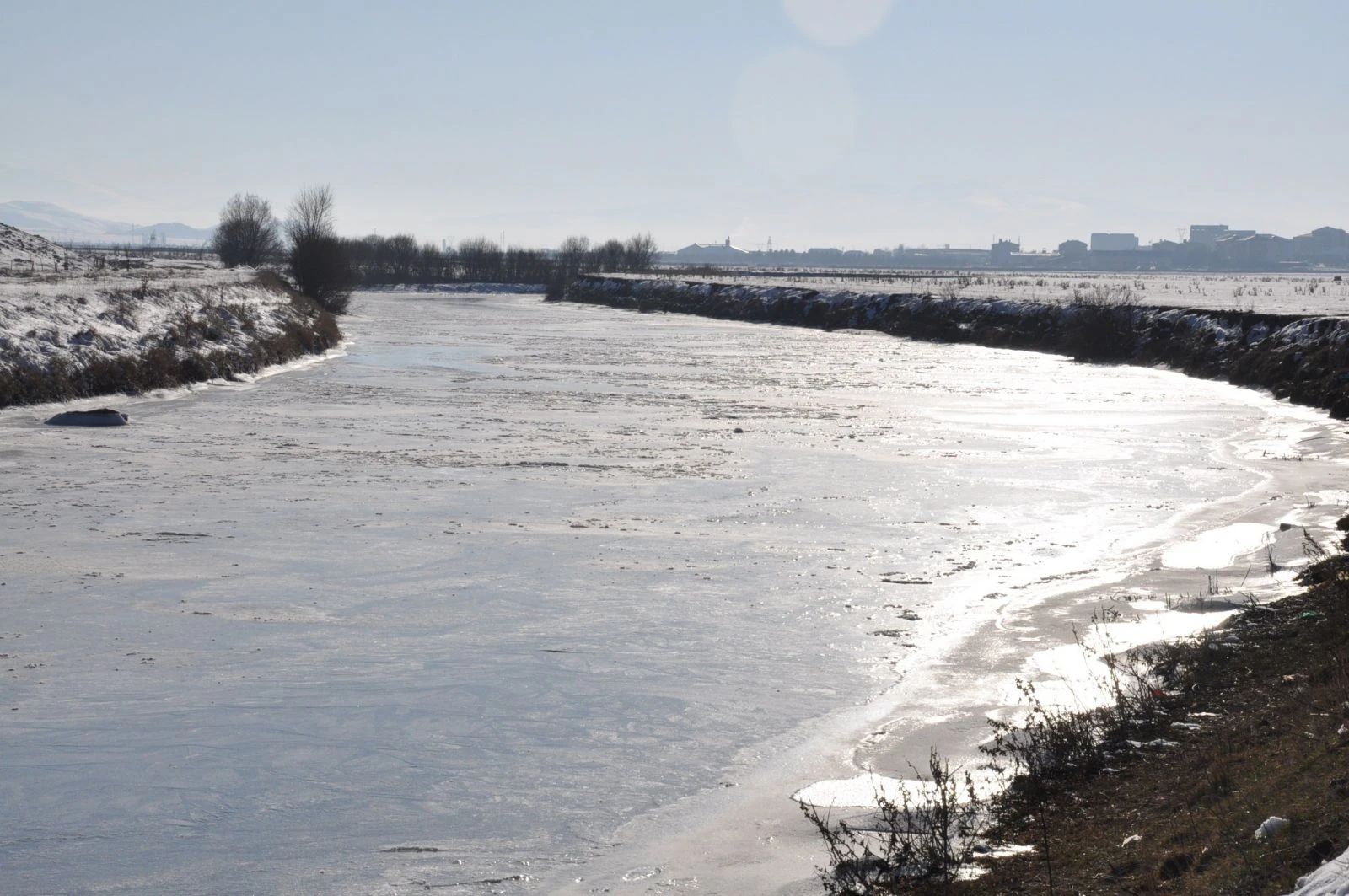 Hava sıcaklığı eksi 19’u gördü, Kars Çayı dondu