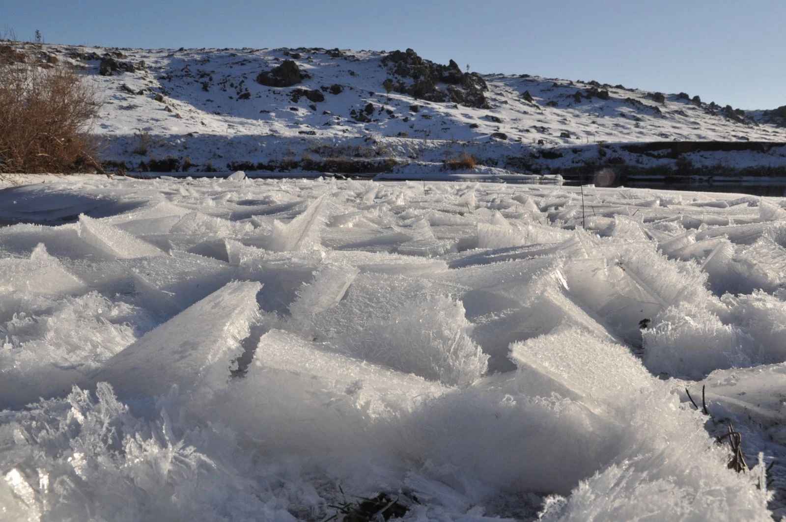 Hava sıcaklığı eksi 19’u gördü, Kars Çayı dondu