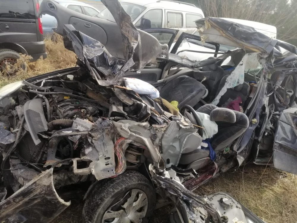 Otomobil tıra arkadan çarptı: 2 ölü, 1 yaralı