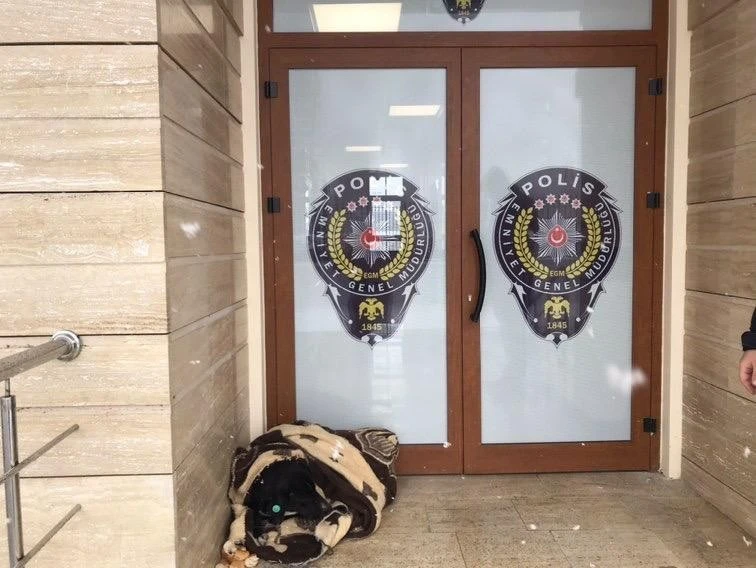Üşüyen köpeğe polislerden battaniyeli yardım