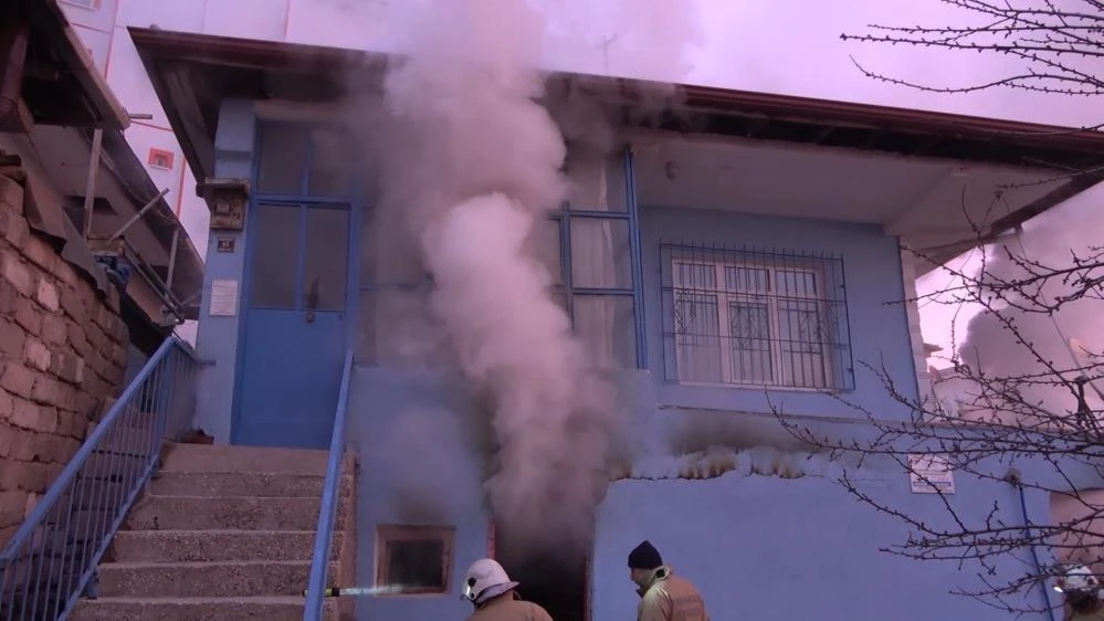 Evinin odunluğu yandı, 76 yaşındaki kadın gözyaşlarını tutamadı