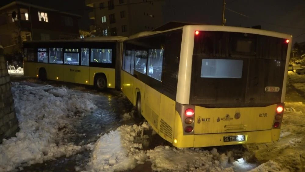 İETT otobüsü mahsur kaldı