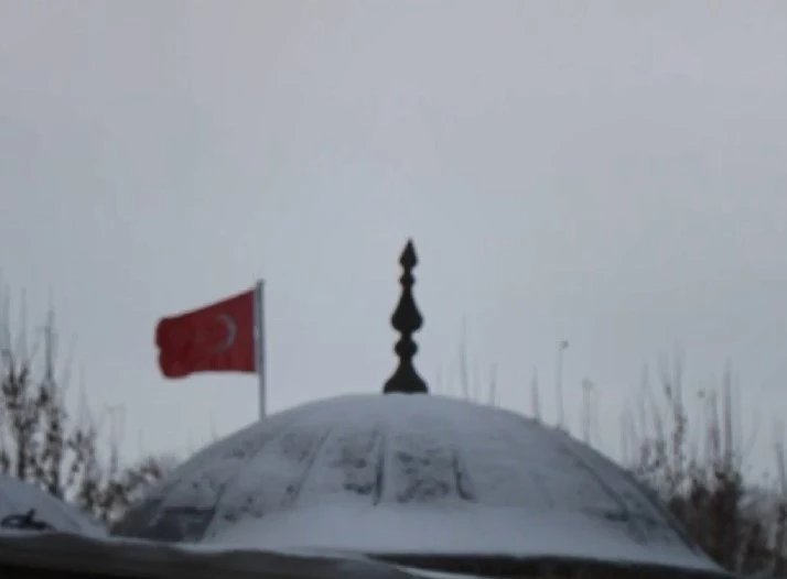 Polis memuru vatan sevgisini karla kaplı yola yazdı