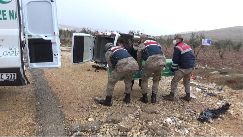 İki kamyonet kafa kafaya çarpıştı: 1 ölü, 4 yaralı