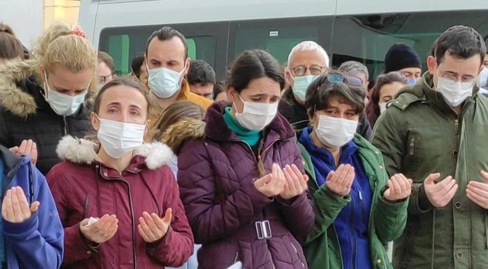 Ölüm uykusuna yatan doktor son yolculuğuna göz yaşlarıyla uğurlandı