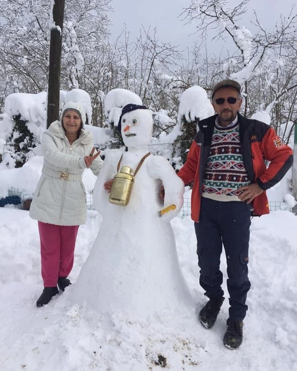 Çocuklardan maskeli kardan adam