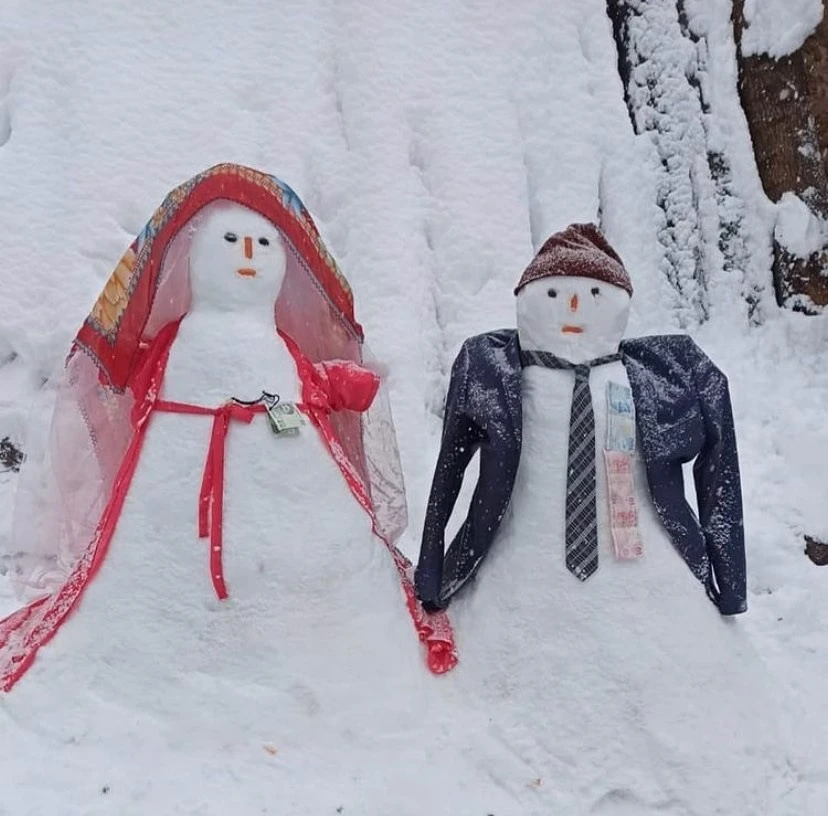 Çocuklardan maskeli kardan adam