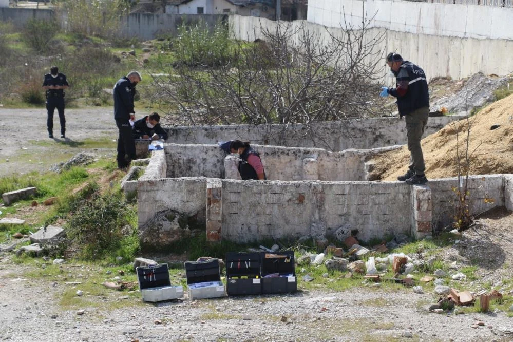 Boş arazide erkek cesedi bulundu