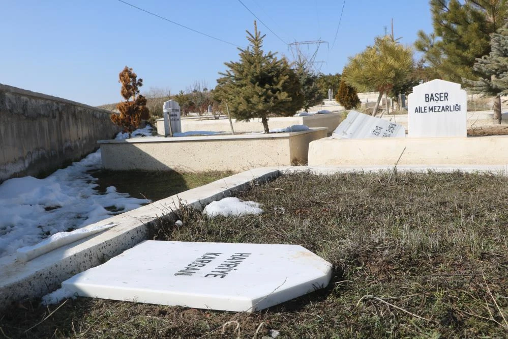 Onlarca mezar taşını tahrip etti, nedenini kimse anlamadı