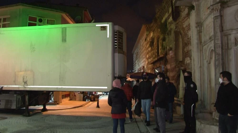 Tır ara sokakta sıkıştı