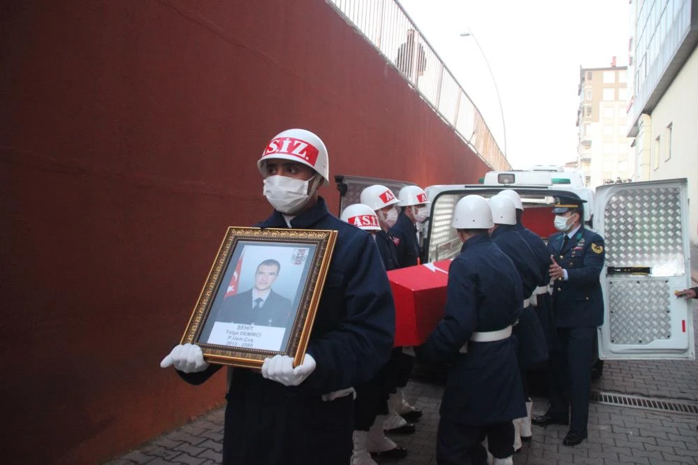 Şehidin kız kardeşi: Anne, ağabeyim morgda üşür