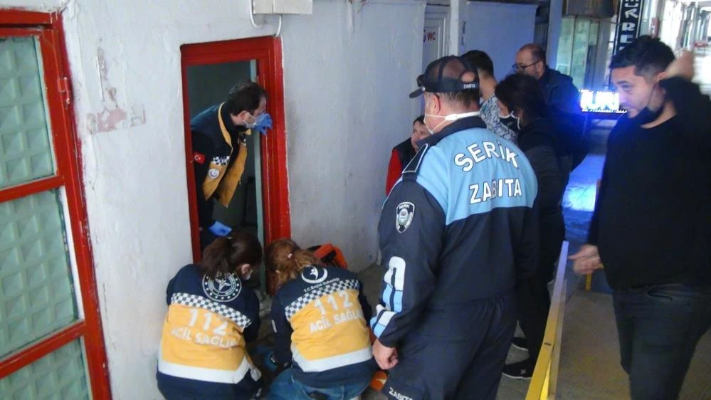 Çalıştığı tuvalet önünde kalp krizi geçirip öldü