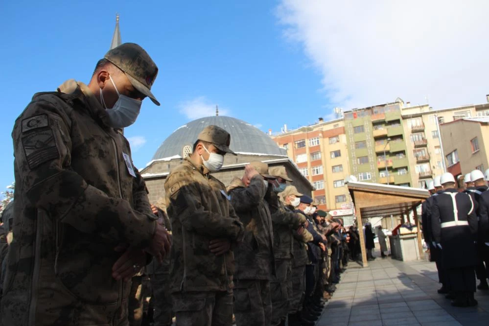 Uzman Çavuş Öztürk ve ailesi son yolculuğuna uğurlandı