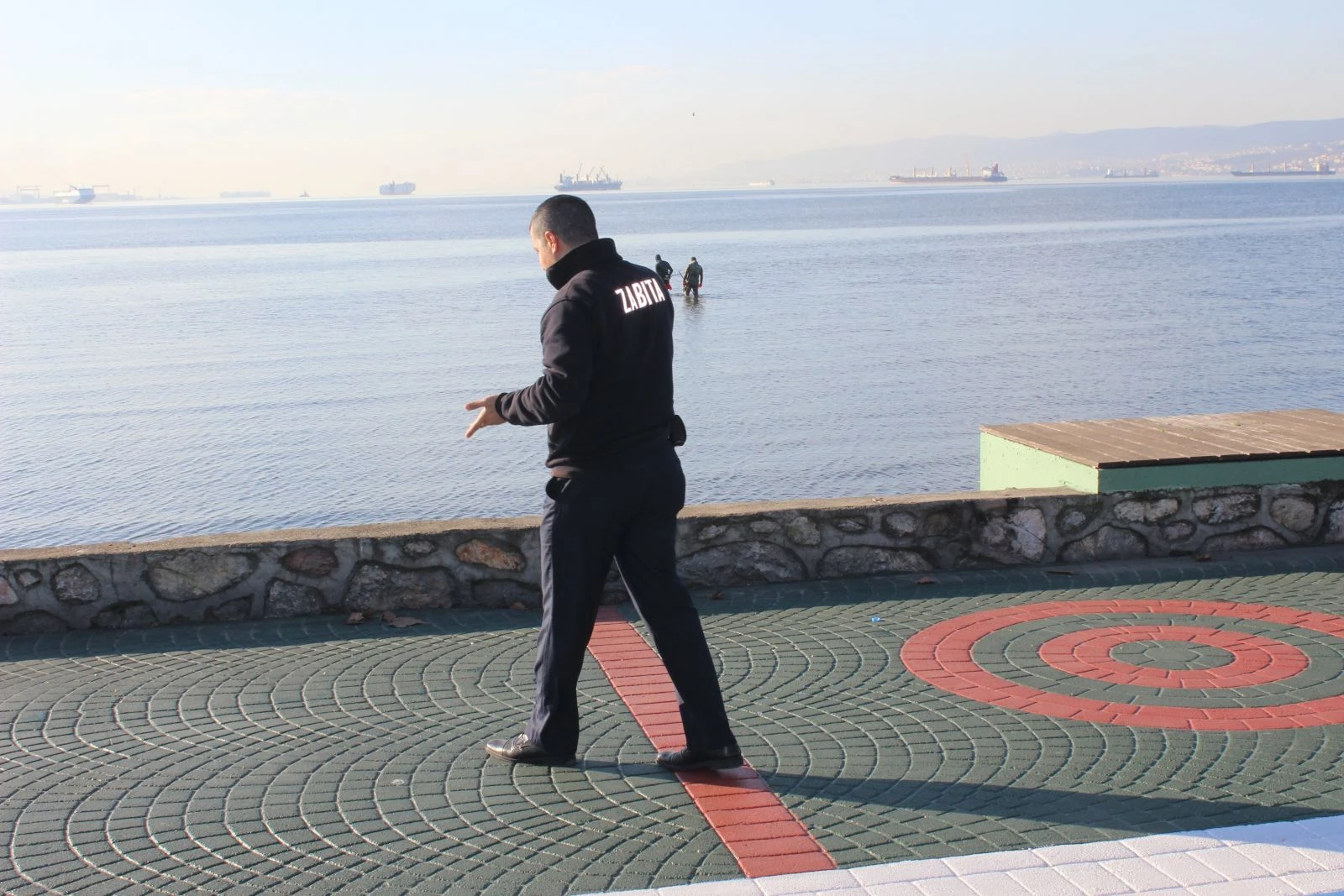 İlginç görüntüler! Ceza yememek için denize kaçtı...