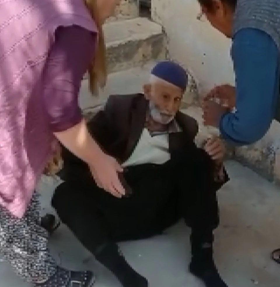 Budamak için çıktığı ağaçta bayılıp asılı kaldı