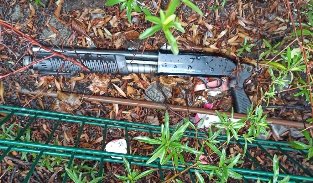 Boşanma aşamasındaki eşinin aracına ateş açtı