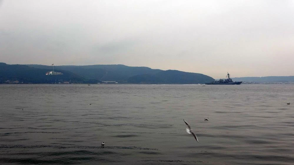 ABD savaş gemisi USS Thomas Hudner Çanakkale Boğazı'ndan geçiyor.
