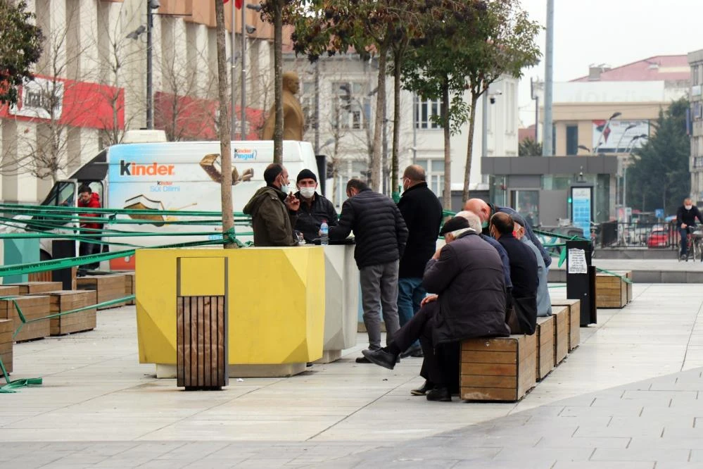 Banklara çekilen şeritler bile oturmalarına engel olmadı