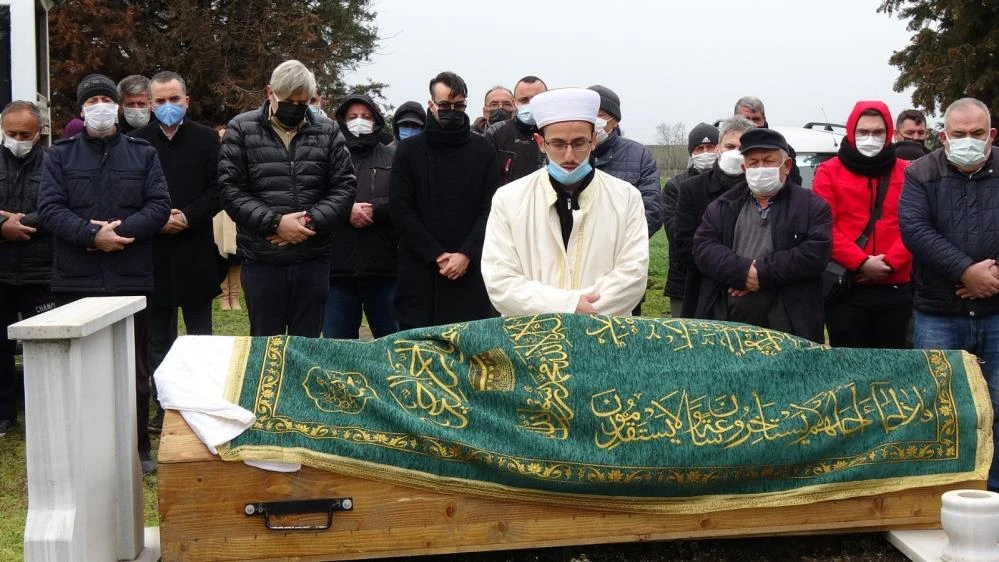 Cem Adrian, babası Celal Filiz'i son yolculuğunda yalnız bırakmadı