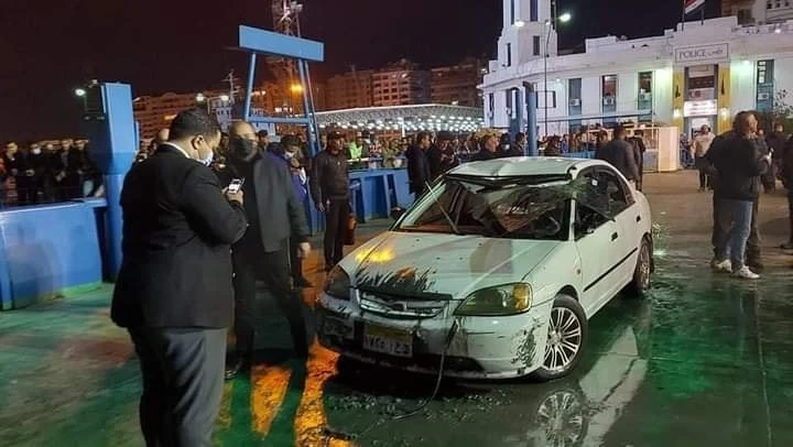 Araç feribottan denize düştü