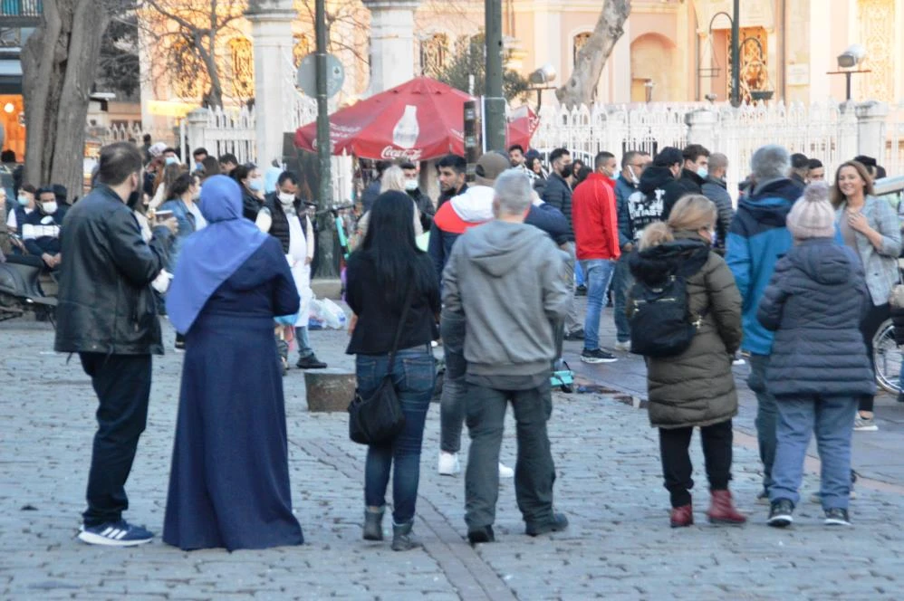 İstiklal Caddesi ve sahillerde insan seli