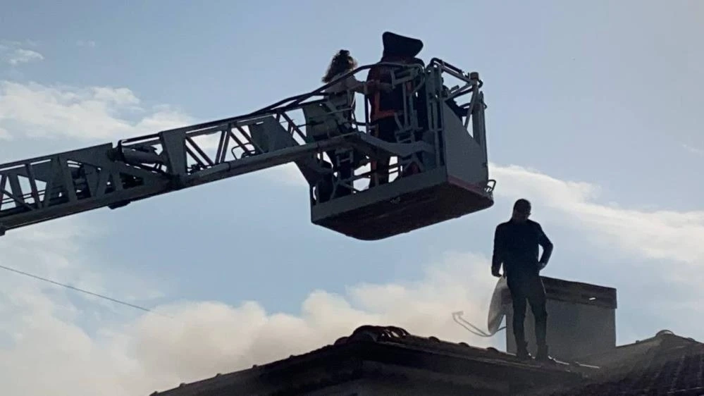 Yangında mahsur kalan aile çatıdan kurtarıldı