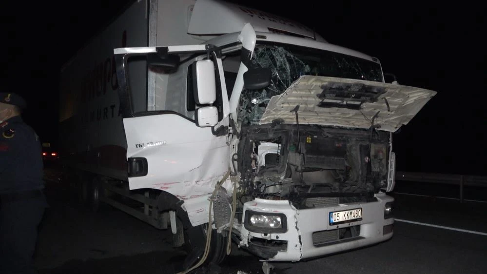 Kamyon ile kamyonet çarpıştı: 1 ölü, 4 yaralı