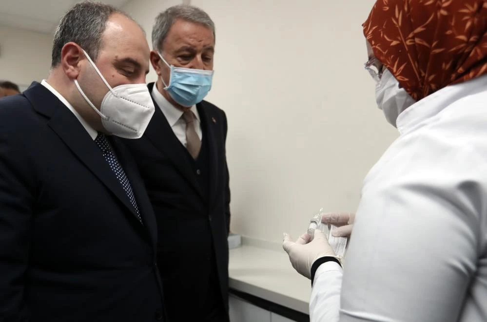Bakan Varank ve Bakan Akar’dan aşı çıkarması