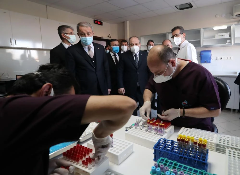 Bakan Varank ve Bakan Akar’dan aşı çıkarması