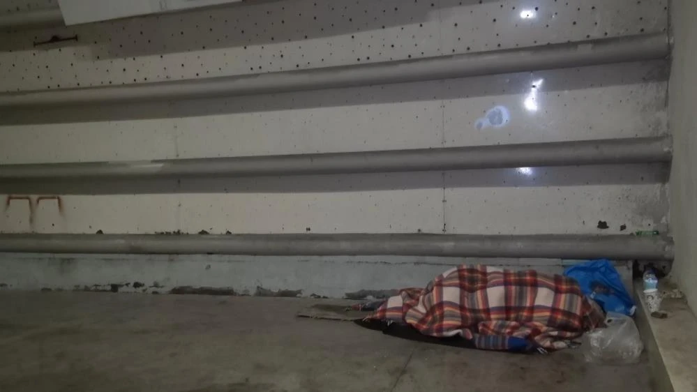 Semt pazarlarında yatıp kalkıyor