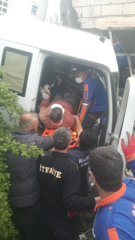 Kontrolden çıkan tır yol kenarındaki eve girdi