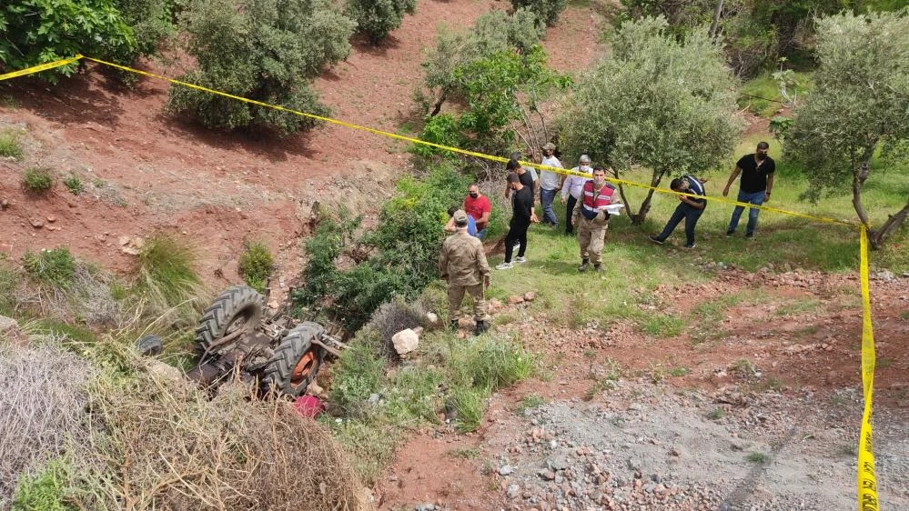 Uçuruma yuvarlanan traktörün sürücüsü öldü