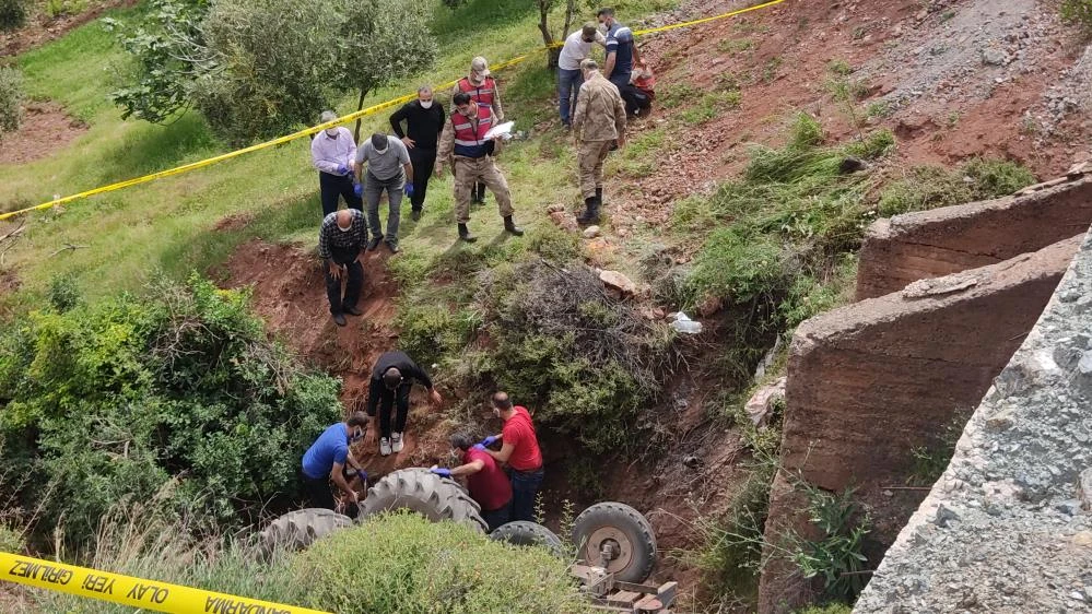 Uçuruma yuvarlanan traktörün sürücüsü öldü