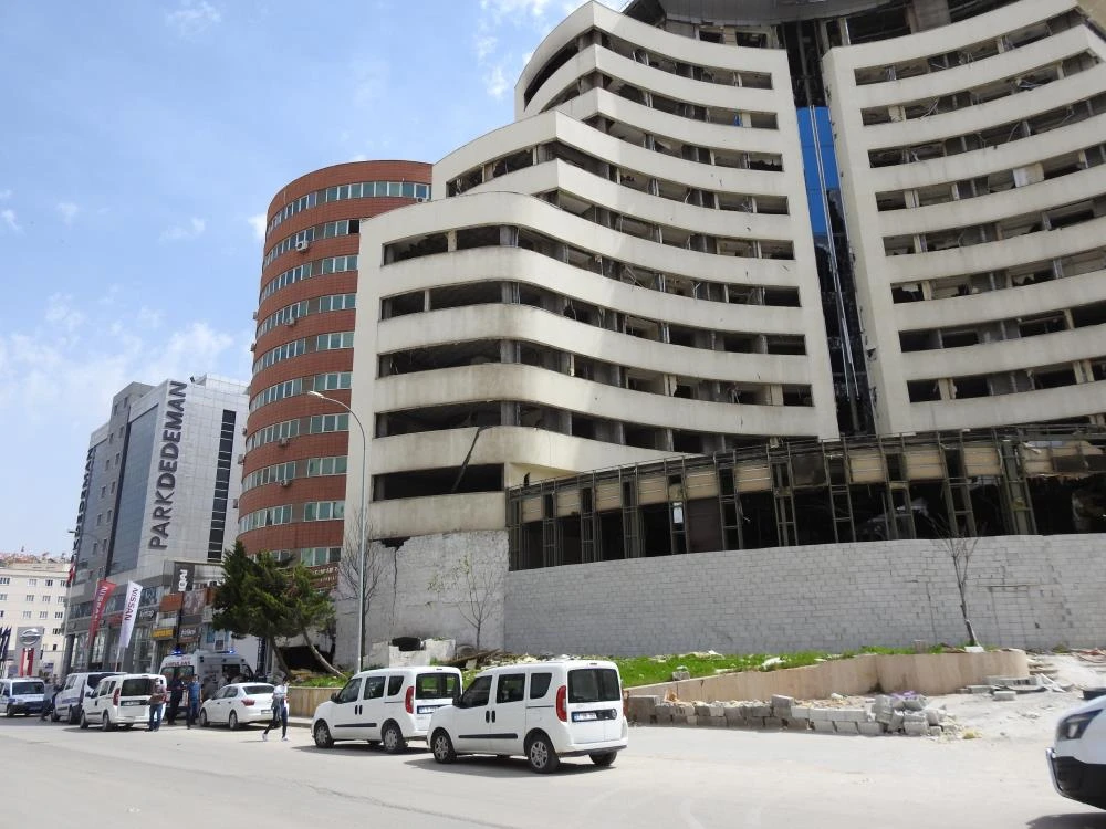 Atıl haldeki otelden düşen şahıs hayatını kaybetti