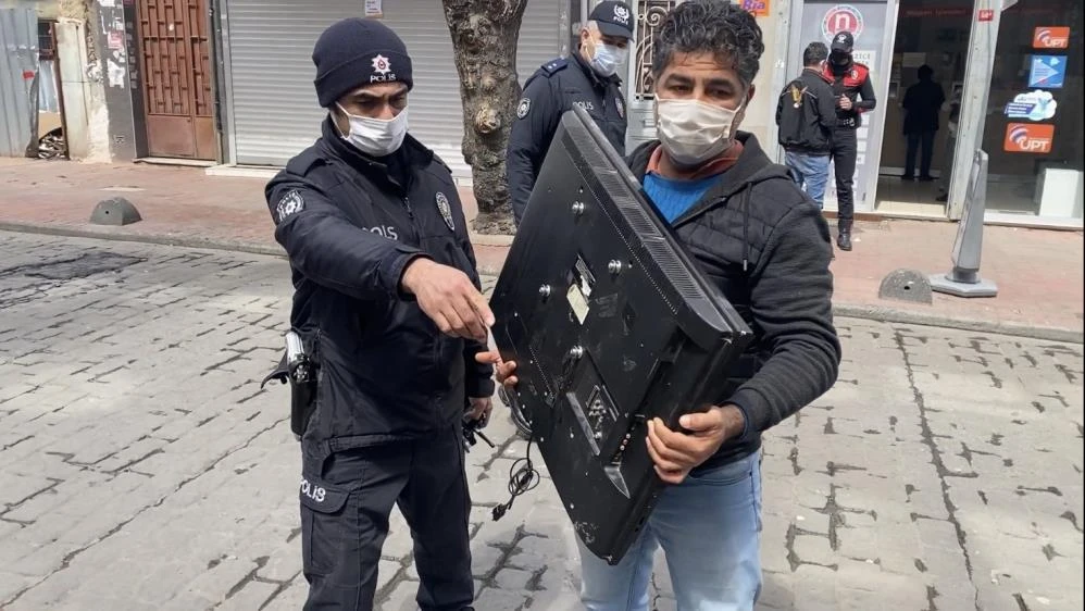 Kucağında çalıntı televizyonla polise yakalandı