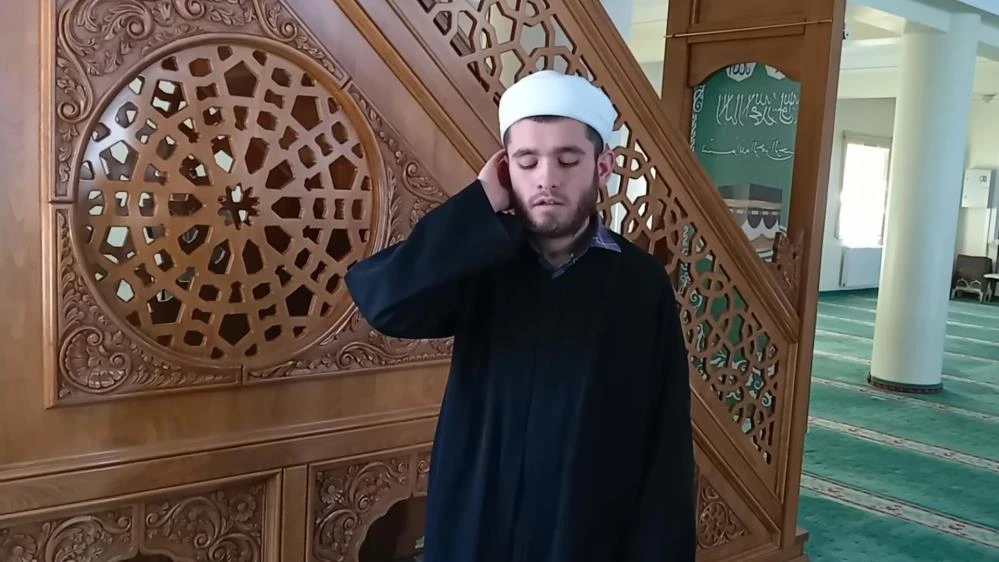 Dinleyerek 2,5 yılda hafız oldu