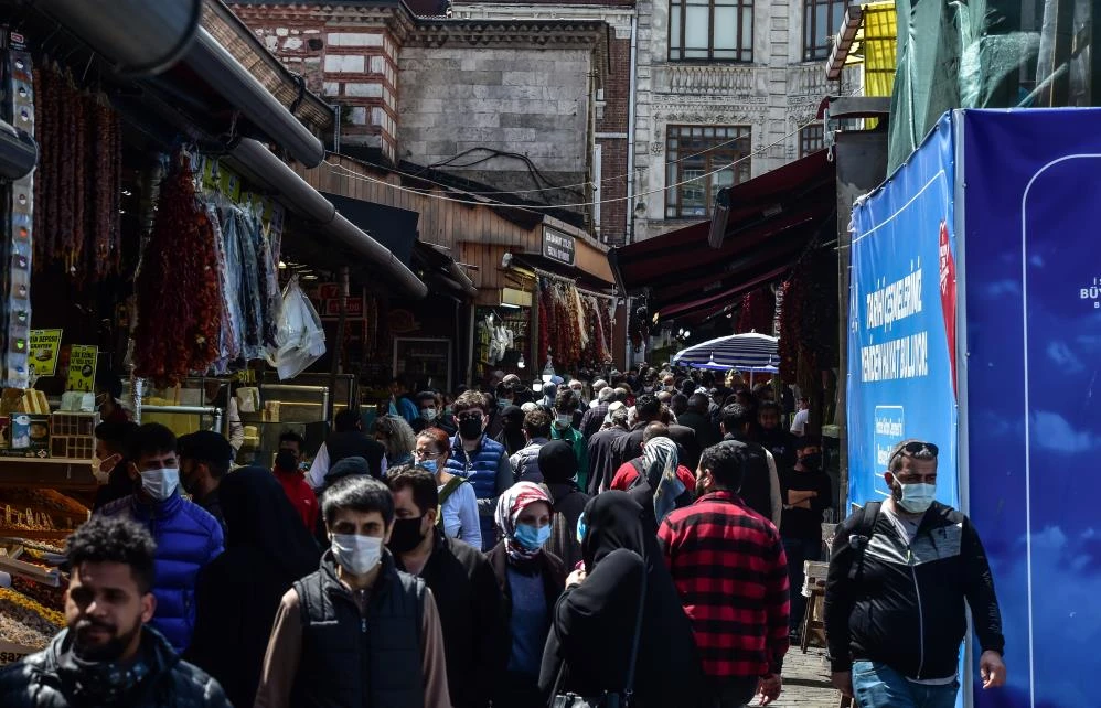 Eminönü'nde kapanma öncesi alışveriş hareketliliği