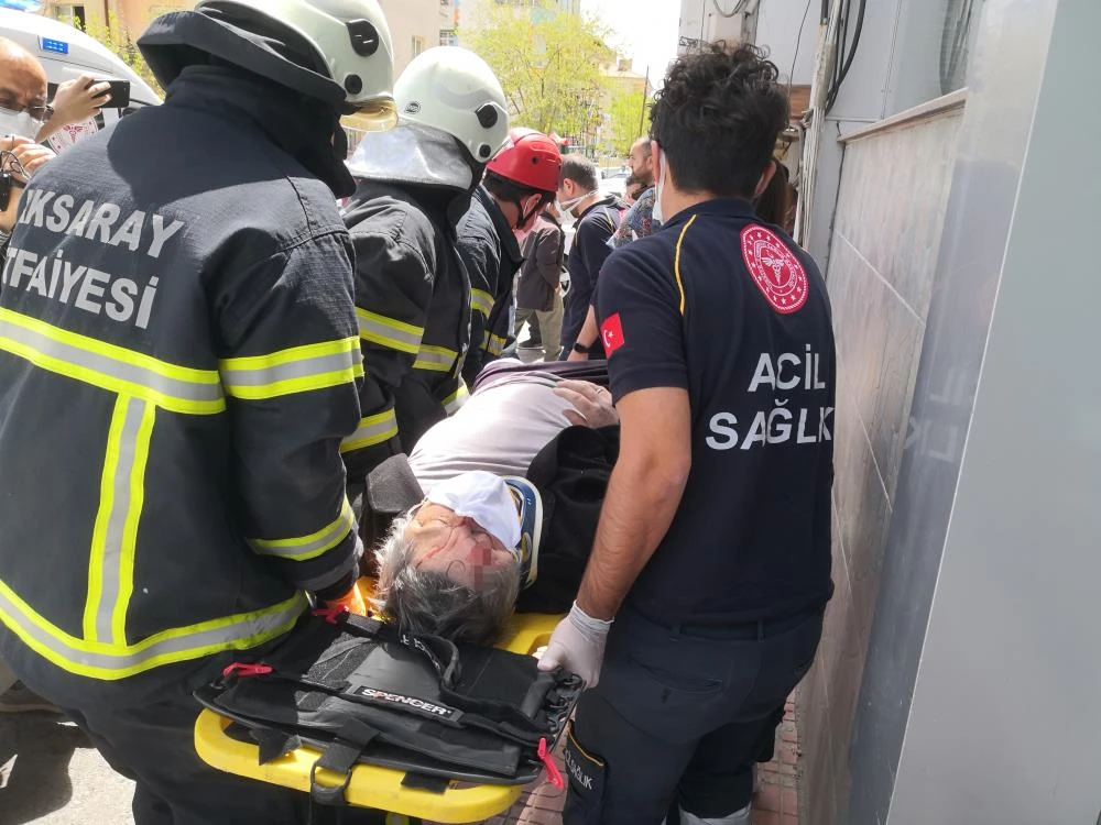 Yaşlı kadına ambulanstan inerken otomobil çarptı