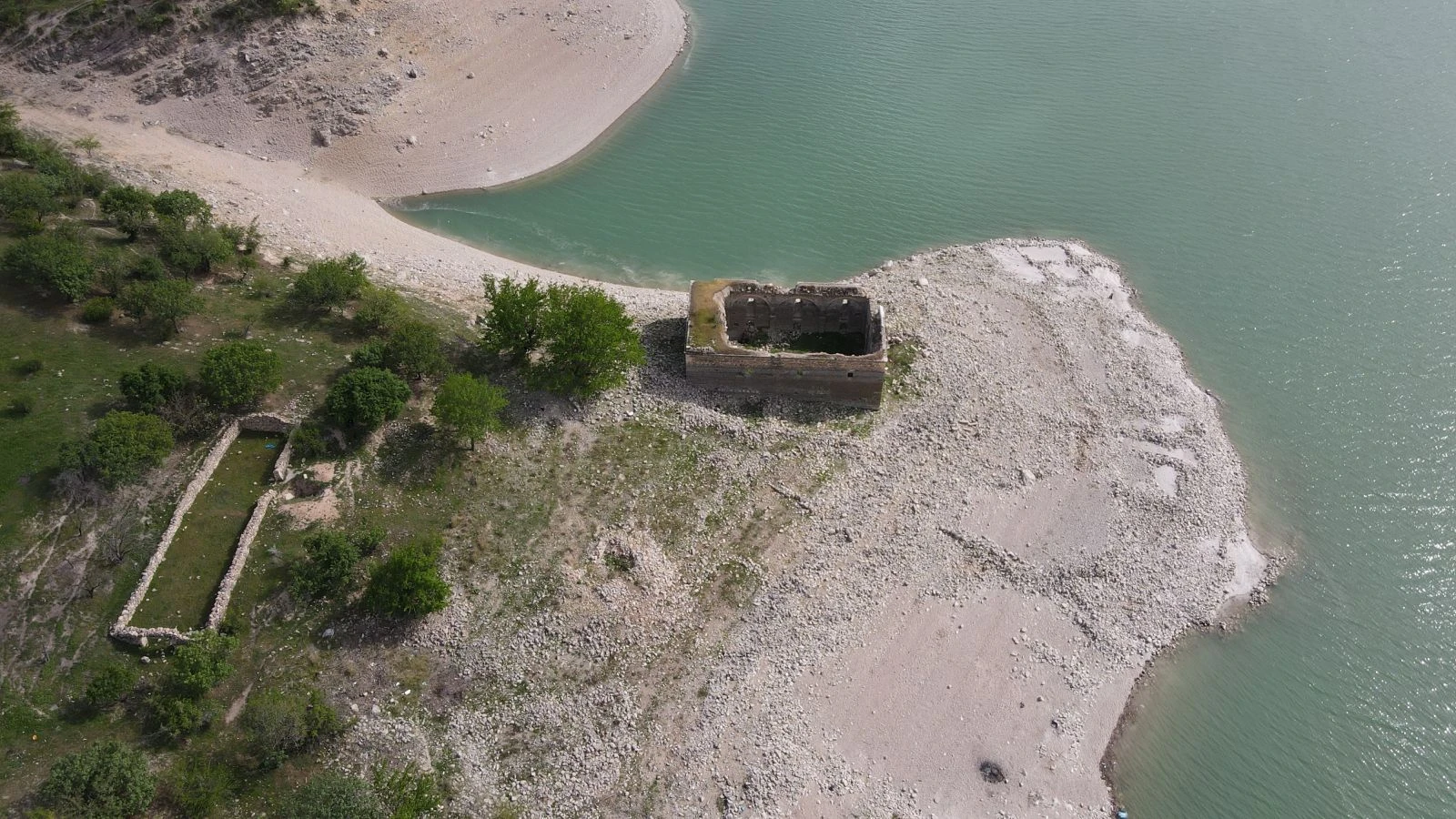 Baraj suyu çekildi, tarihi kilise ortaya çıktı