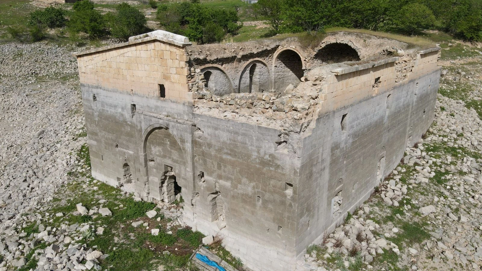Baraj suyu çekildi, tarihi kilise ortaya çıktı