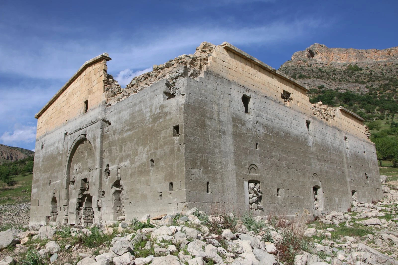 Baraj suyu çekildi, tarihi kilise ortaya çıktı