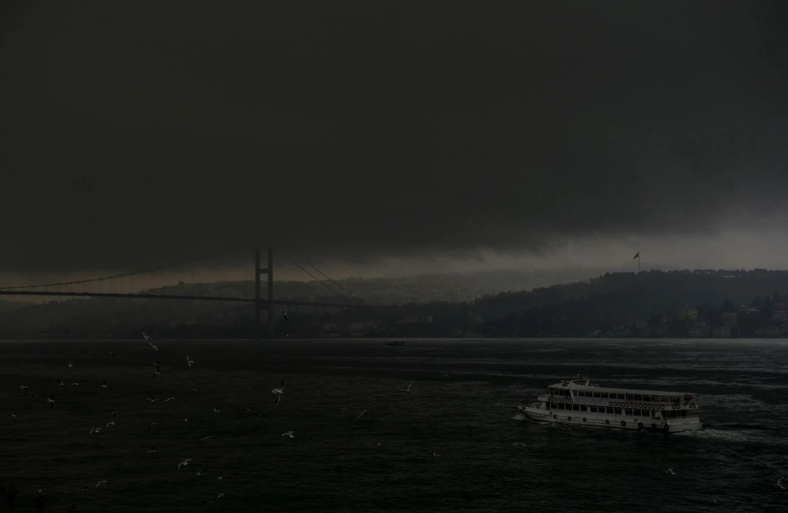 Kar beklerken ürkütücü manzarayla karşılaştılar