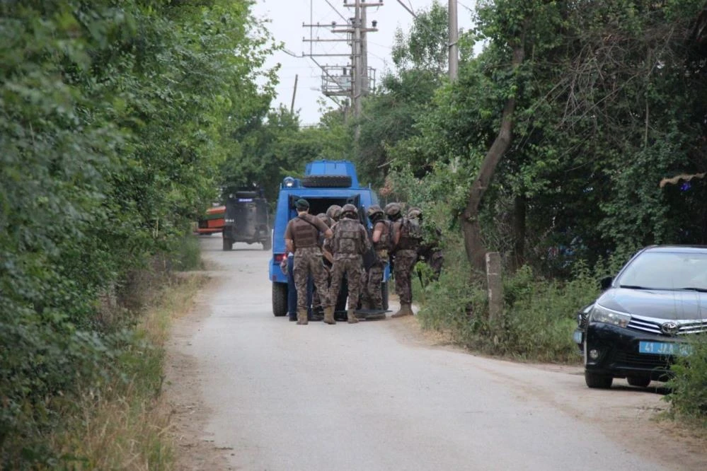 Ailesini rehin alan kişi, babasını öldürdü