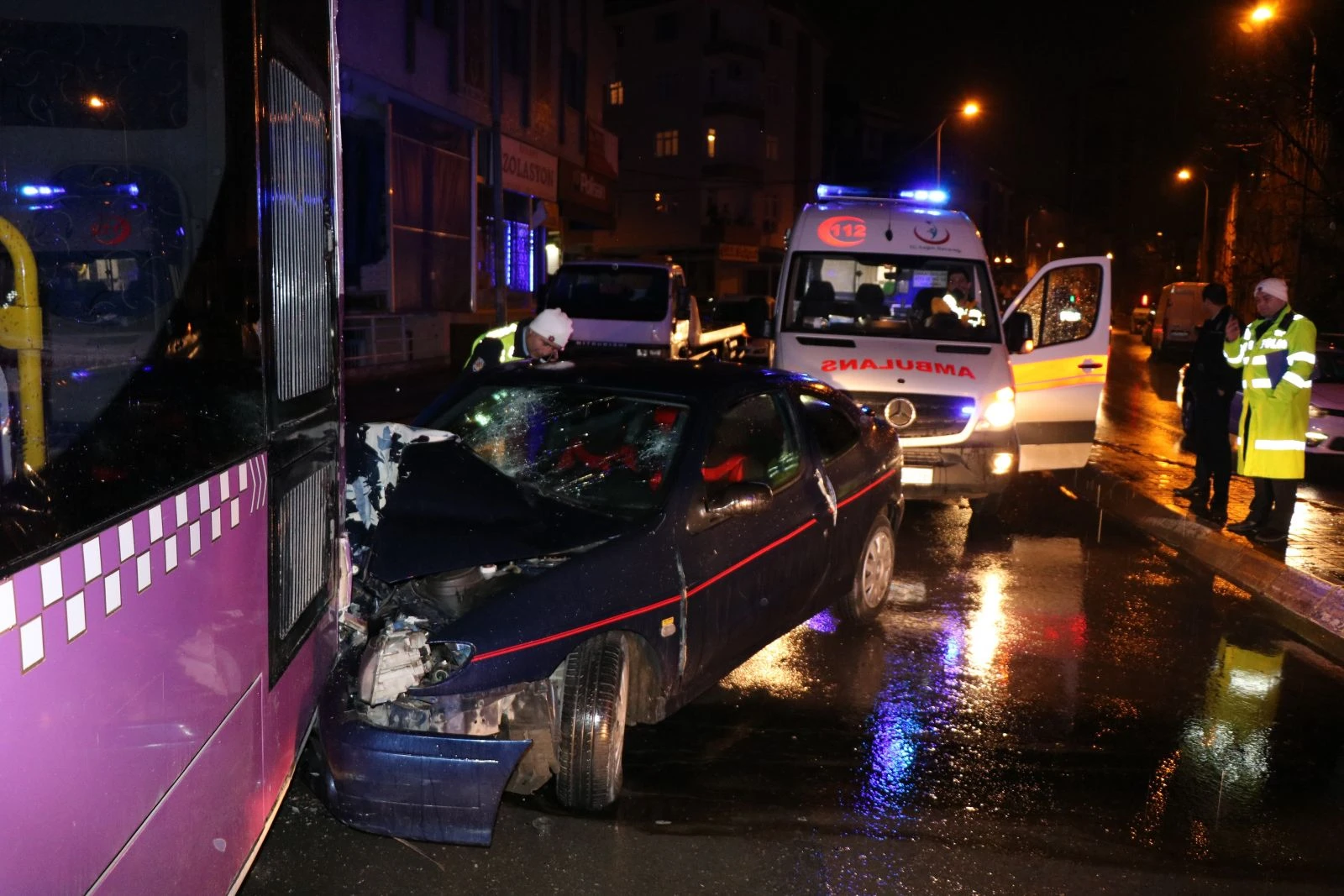Alkollü ve ehliyetsiz sürücü belediye otobüsüne çarptı