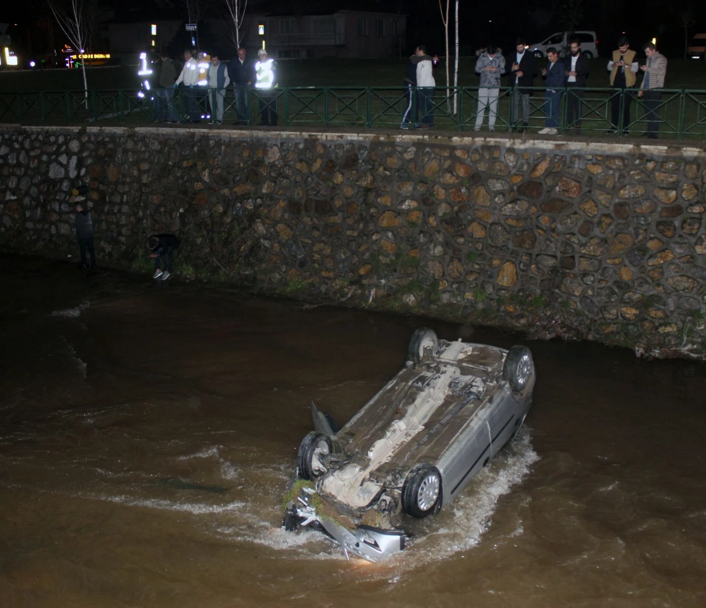 Köprü demirlerini kıran araç dereye uçtu