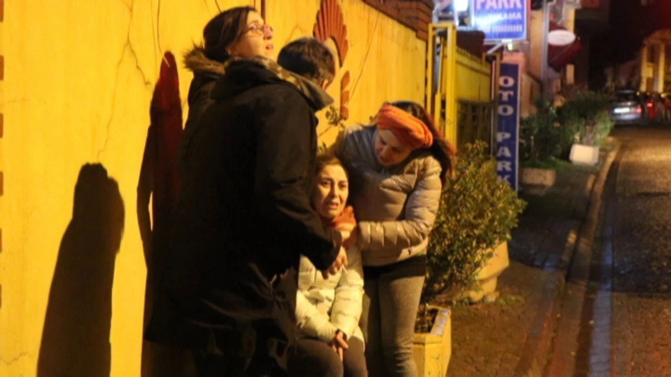 Restoranı yandı, söndürme çalışmalarını gözyaşları içinde izledi