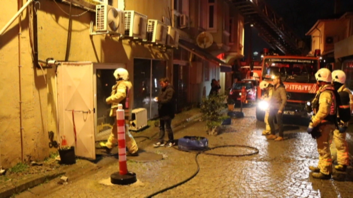 Restoranı yandı, söndürme çalışmalarını gözyaşları içinde izledi