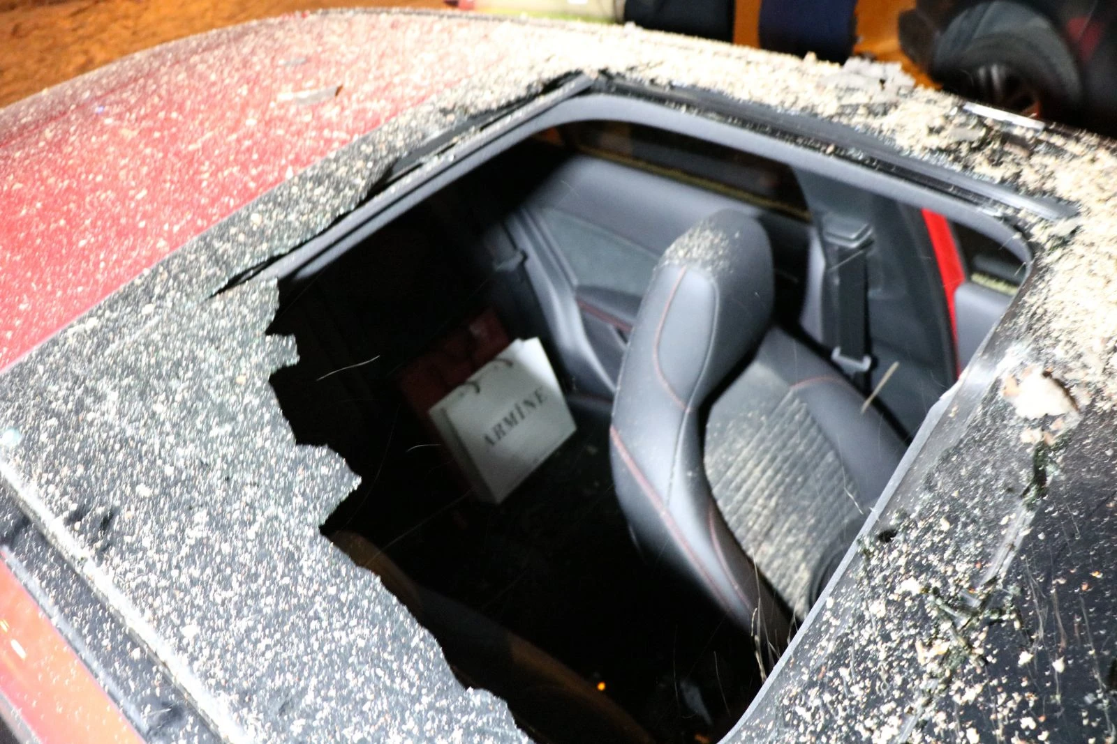 Ağaç, lüks otomobilin üstüne devrildi