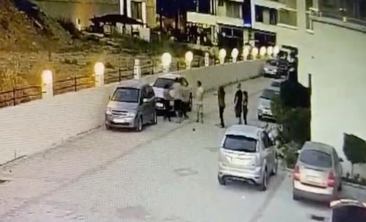 Kadın öğretmeni tekme tokat dövdüler