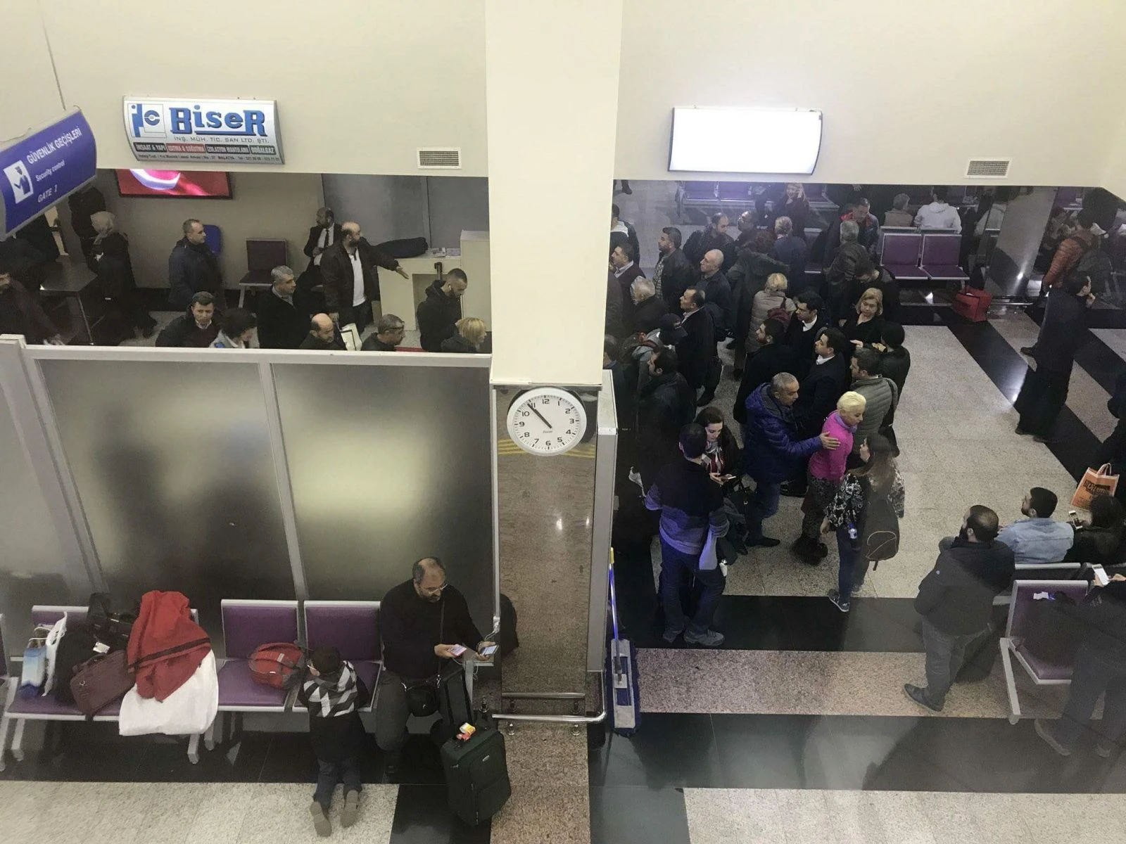 Malatya-İstanbul uçağında 2 kaçak yolcu yakalandı